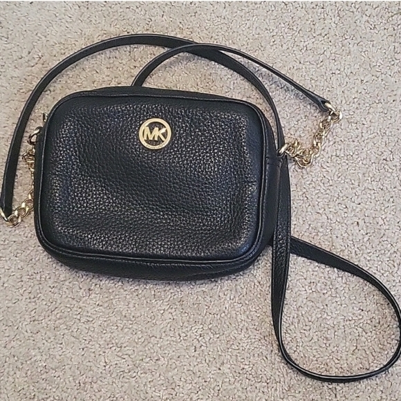 Michael Kors Handbags - Michael Kors leather crossbody(0130)